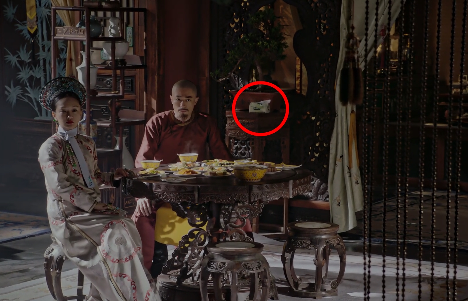 周迅與霍建華用膳時，後方出現一包抽取式衛生紙。（翻攝畫面）