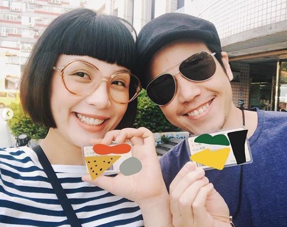魏如萱(左)在今年生日前夕和老公隆宸翰登記結婚,正式晉升「隆太太」。(翻攝自魏如萱臉書)