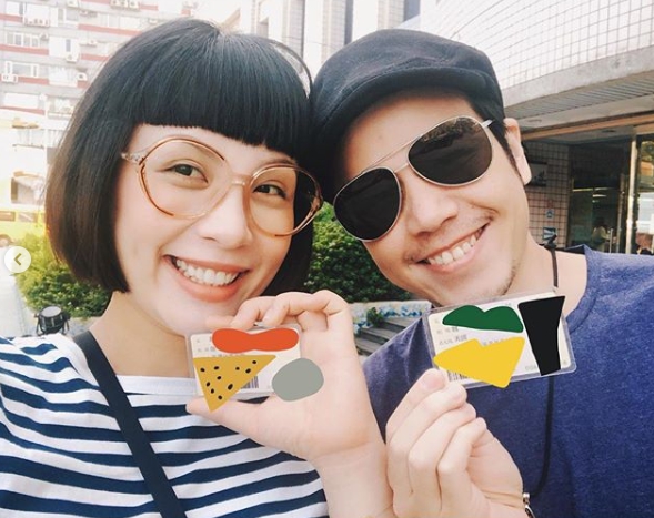 魏如萱（左）在今年生日前夕和老公隆宸翰登記結婚，正式晉升「隆太太」。（翻攝自魏如萱臉書）