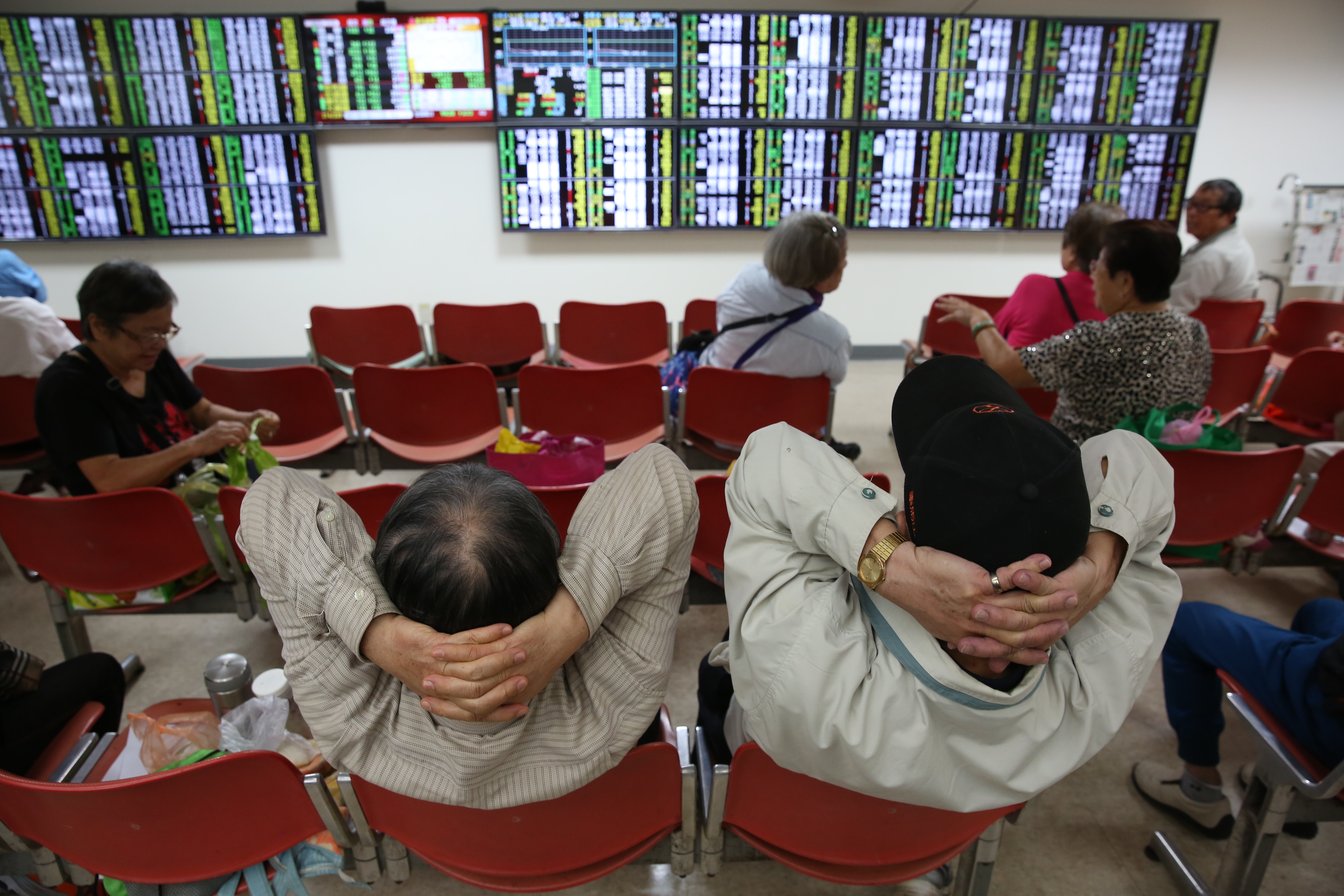 受美股暴跌影響，今（11）日台股開盤不到3分鐘重挫逾500點，失守萬點大關。