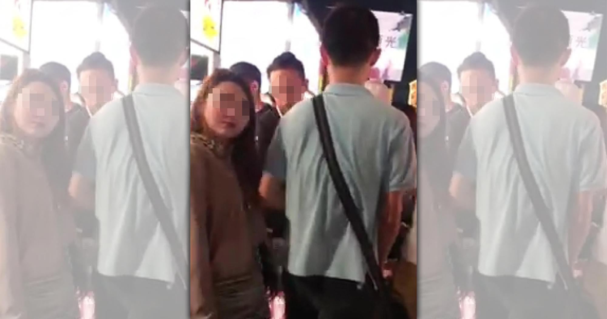 網友拍下男子逛夜市趁著人潮多竟伸出手肘碰觸女性胸部，引起女子不適。（翻攝自爆料公社）