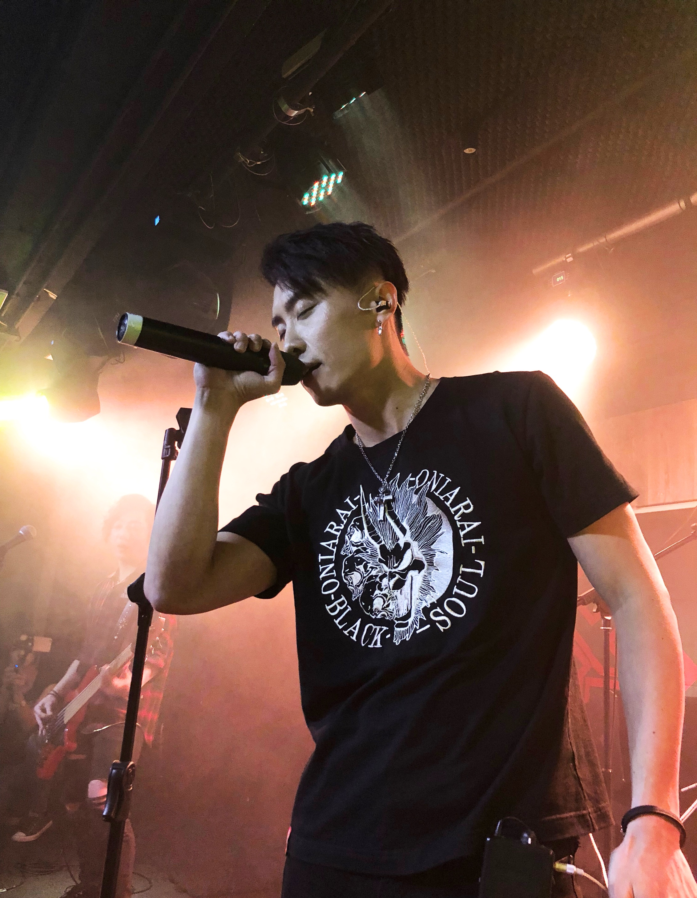 主唱介以木吉他自彈自唱抒情組曲〈不走〉〈一無所有〉〈靠近〉，讓歌迷聽得很High。（赤世代提供）