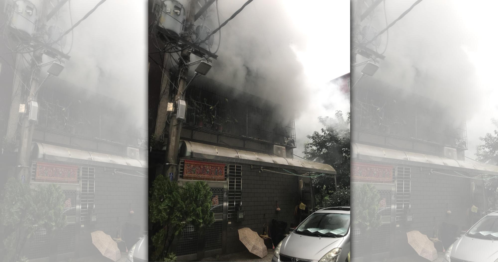 蘆洲公寓驚傳火警,老婦人疑因逃生不及而被燒成焦屍。(翻攝畫面)