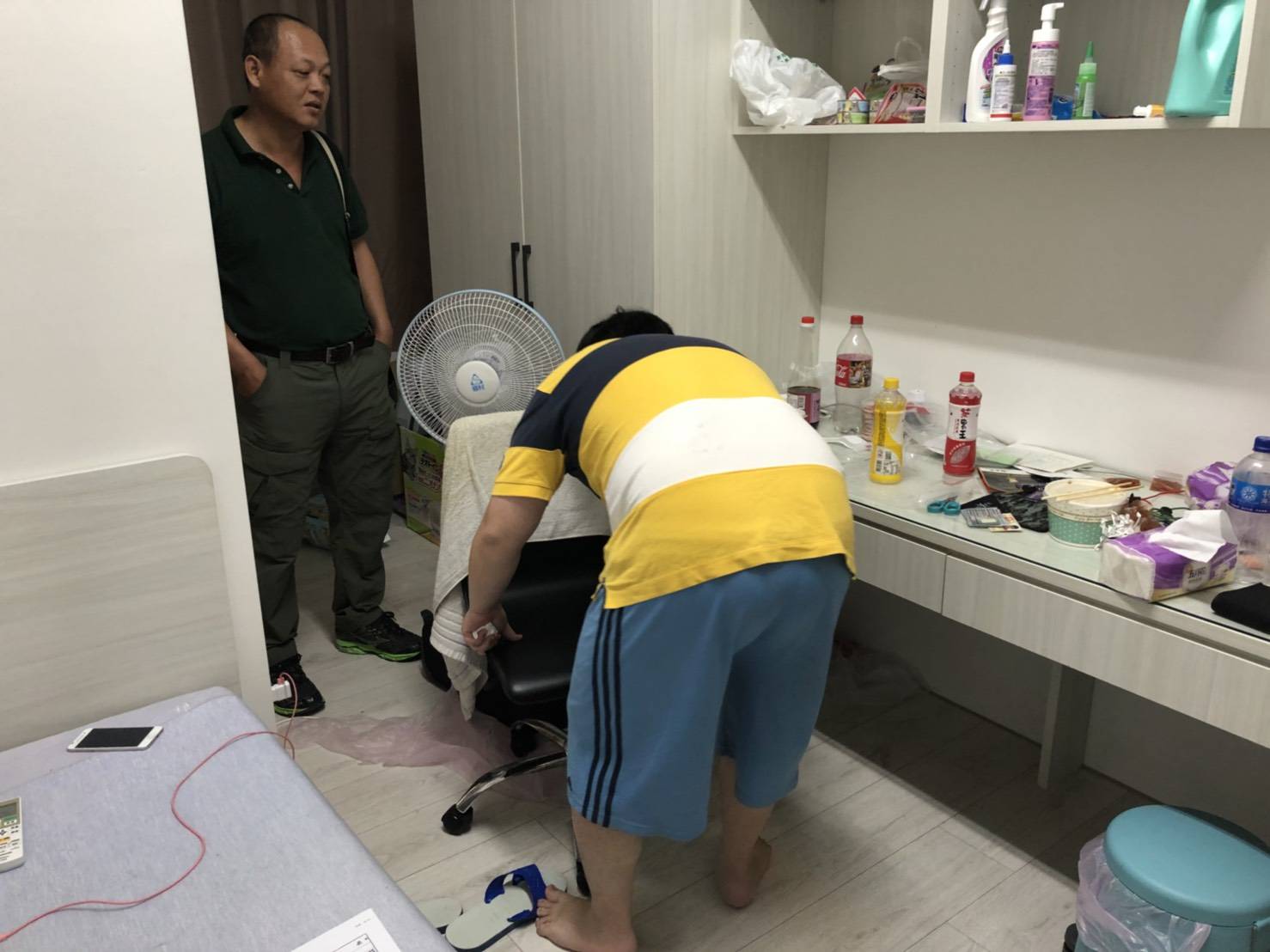 警方在林嫌住處搜索發現電腦等使用詐欺工具。（警方提供）