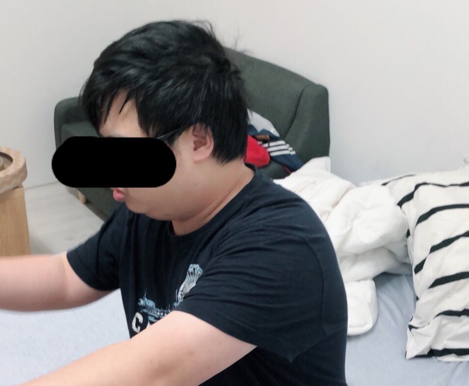 林嫌在住處被抓坦承詐欺犯行。（警方提供）