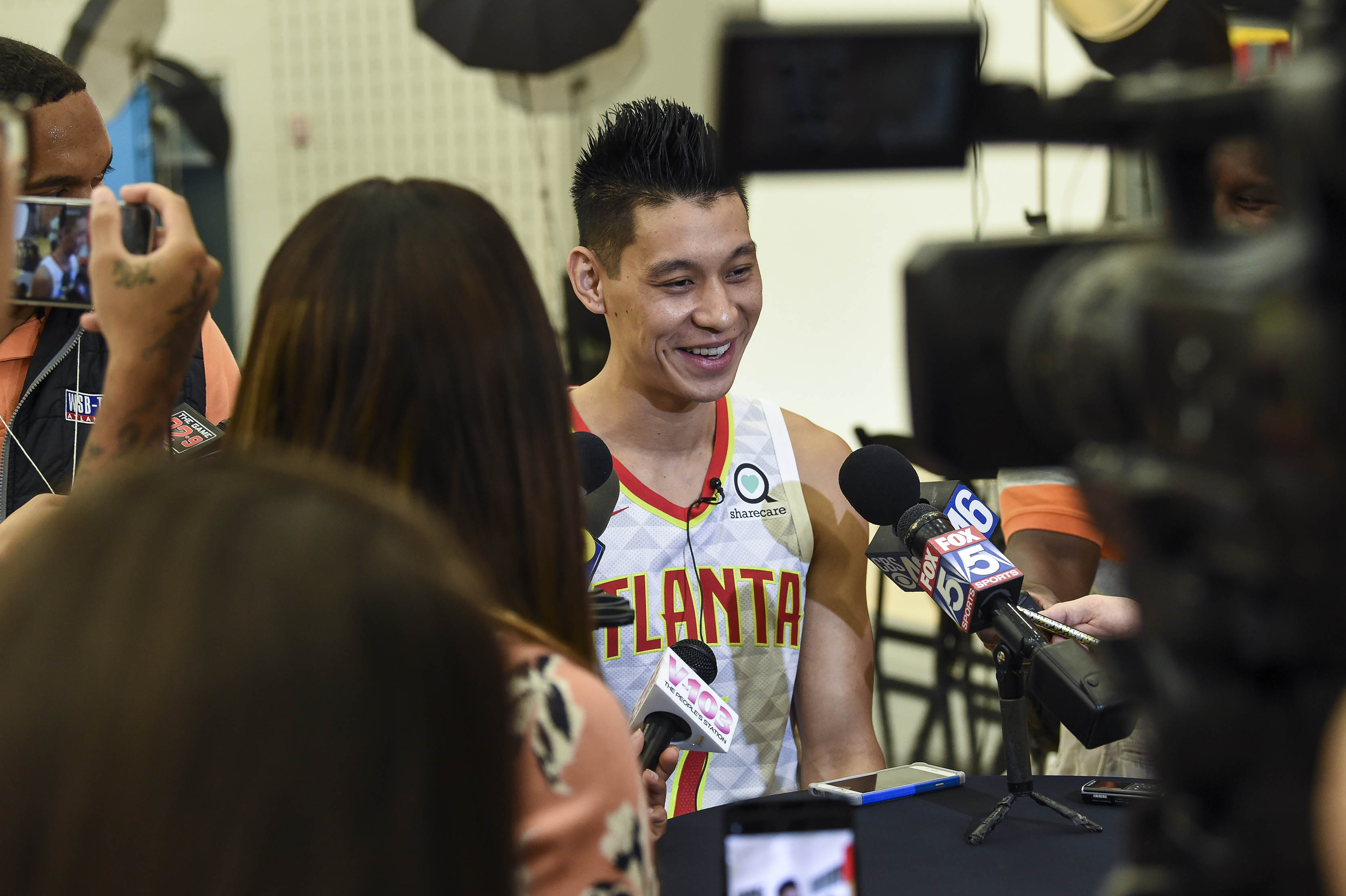 面對「黑衫軍」馬刺，林書豪從板凳開始，此役上場17分鐘奪下10分，刷新個人在老鷹的得分紀錄。（東方IC）