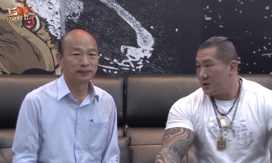 「館長」陳之漢（右）日前開直播專訪國民黨高雄市長參選人韓國瑜（左），之後臉書帳號被停權7天。（翻攝自YOUTUBE）