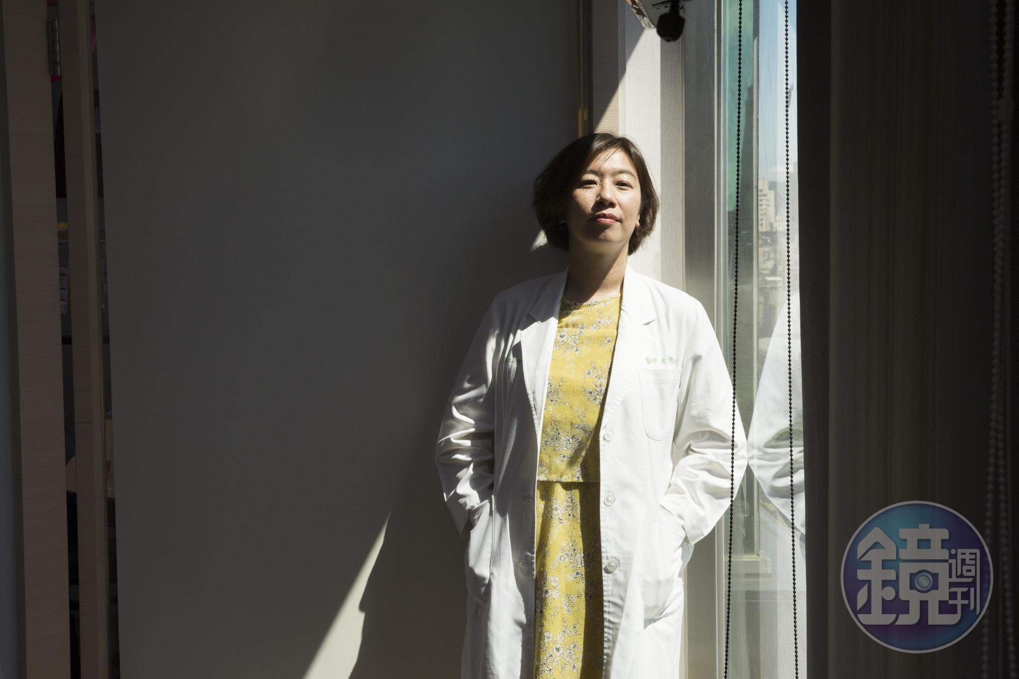 擔任醫師像是走鋼索,擔任立委也是如履薄冰,但林靜儀個性強韌,非常勇於接受四面八方的挑戰。