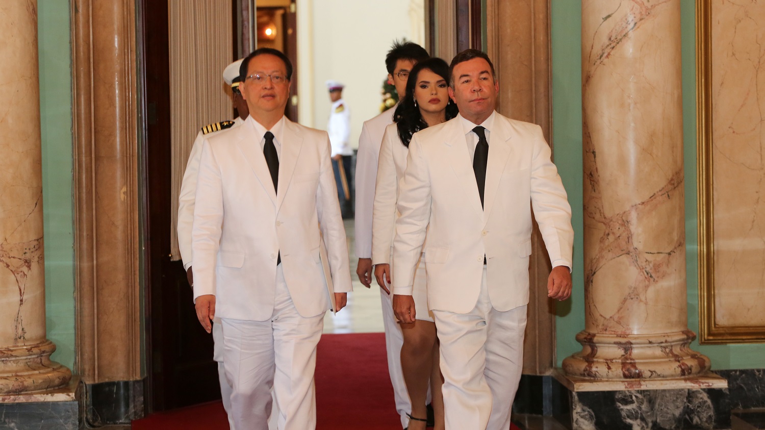 我駐多明尼加前大使湯繼仁（前左）10日在國慶典禮上昏倒送醫，經醫療團隊以葉克膜搶救後，目前已清醒但仍留院觀察。（圖取自外交部）