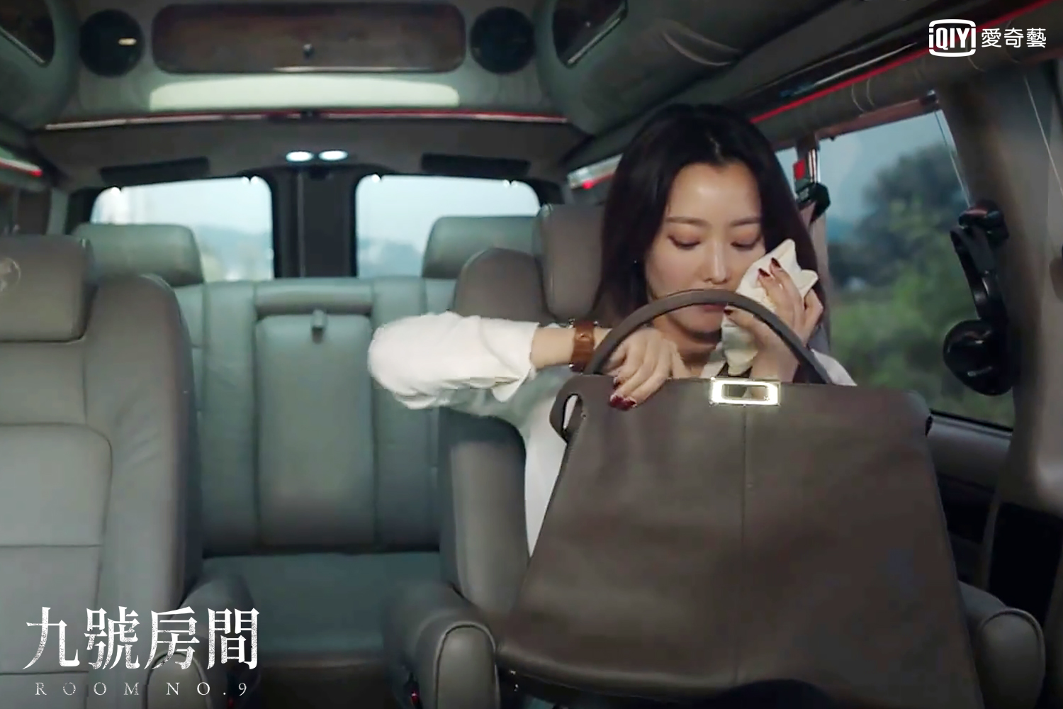 在劇中擔任律師的金喜善，去監獄探訪受刑人時，就在Peekaboo X-Lite中裝了許多文件資料。（愛奇藝台灣站提供）
