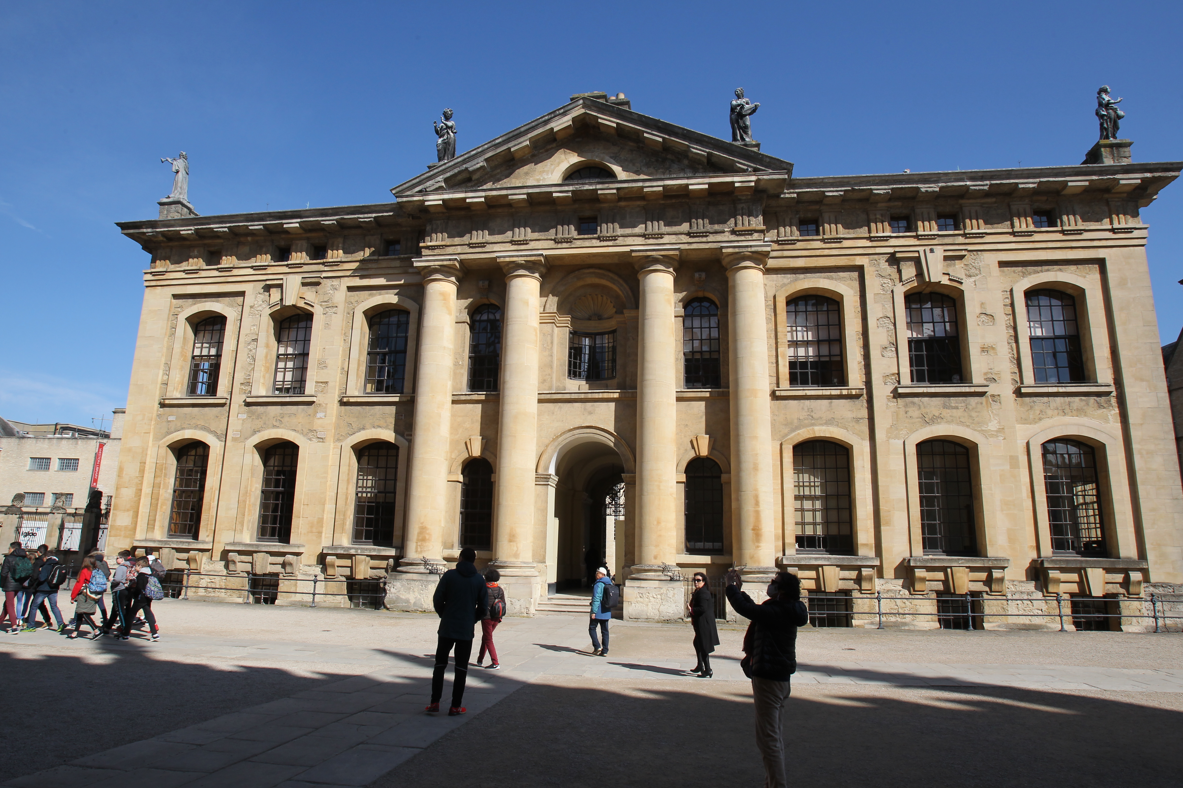 英國牛津大學萬靈學院出一道考題，被英國媒體封為「最難」的考題。（東方IC）