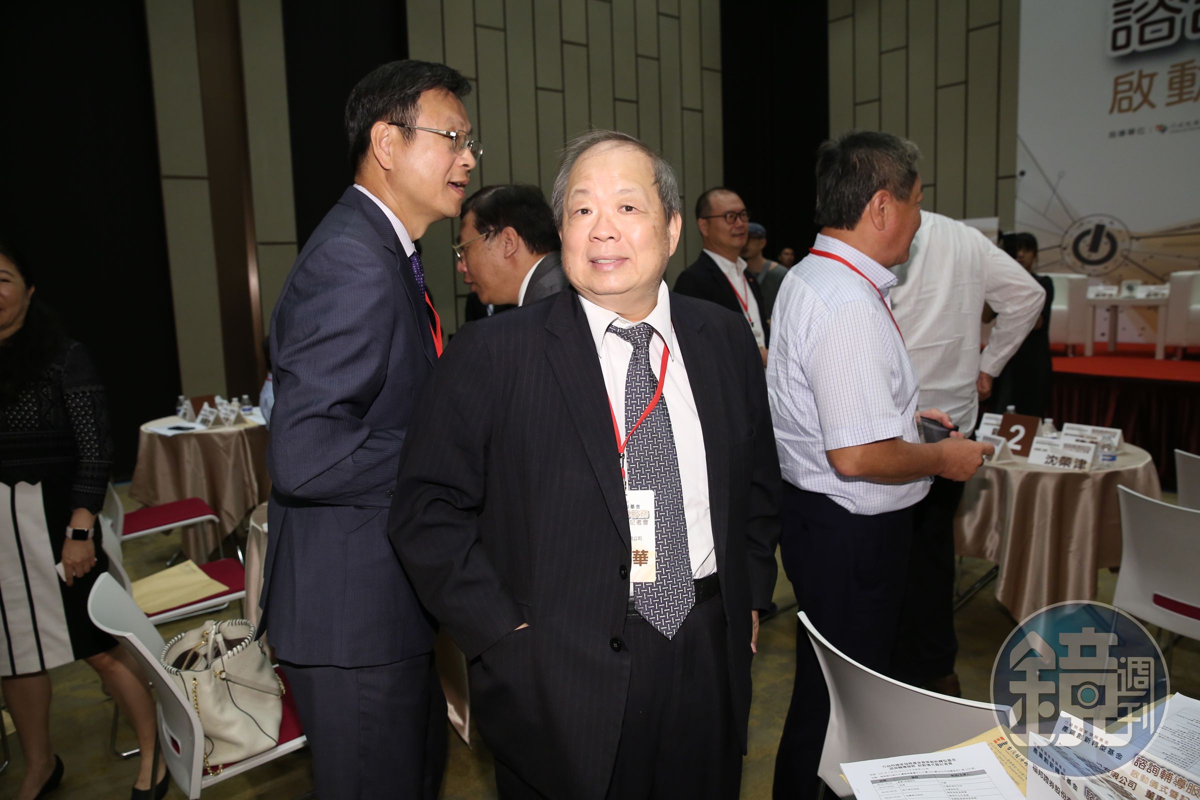 台股今天（11日）早盤大跌逾600點摜破萬點大關，福邦創投董事長黃顯華認為，台股今日跌幅全球最大，投資人信心崩潰。