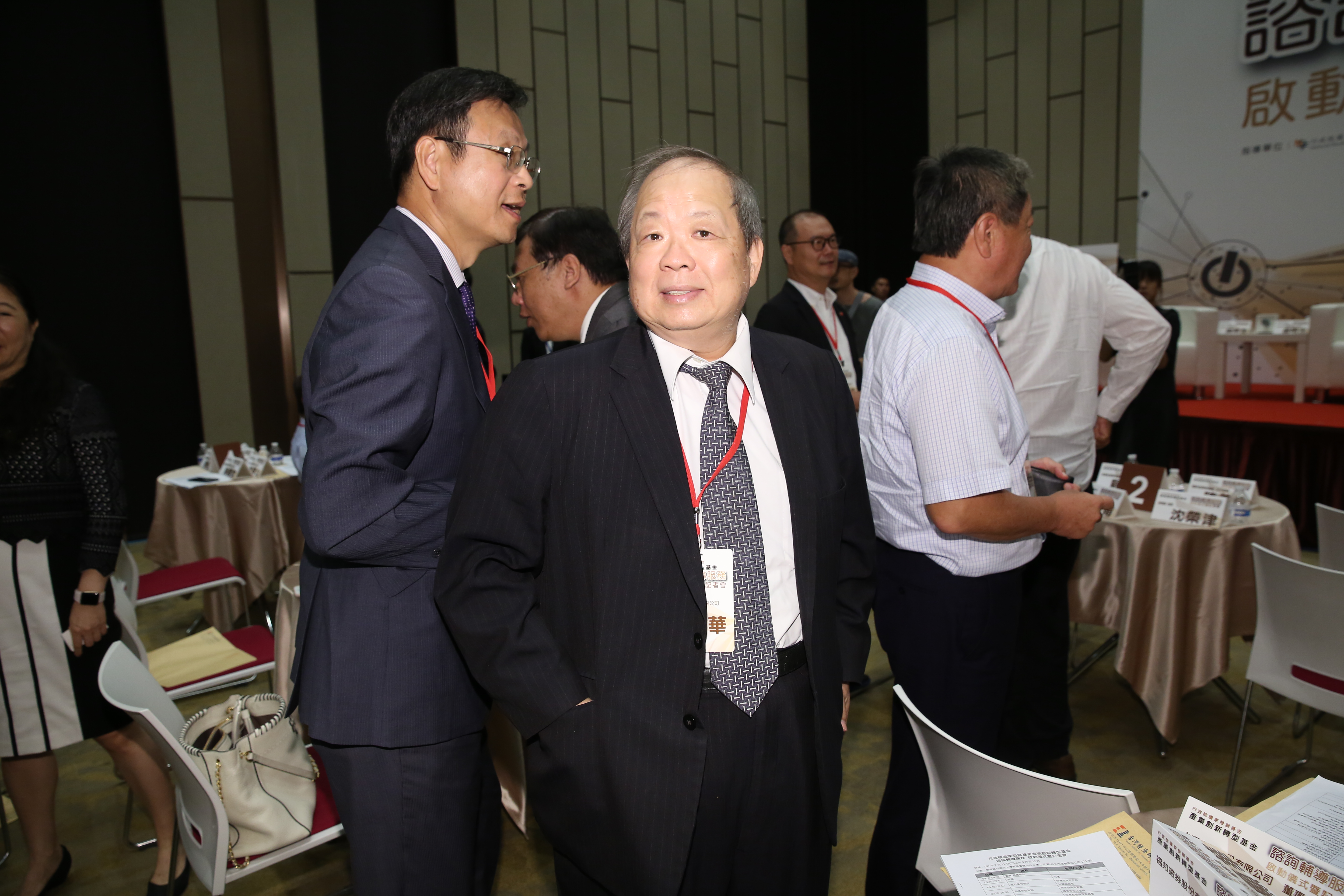 台股今天（11日）早盤大跌逾600點摜破萬點大關，福邦創投董事長黃顯華認為，台股今日跌幅全球最大，投資人信心崩潰。