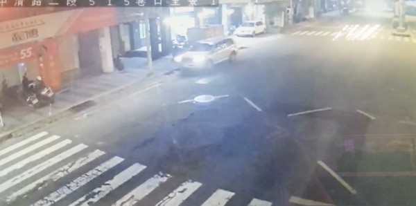 丟下傷者的過程只有20秒,駕駛座沒有人下車,推測傷者從右後座被抬下車。(警方提供)