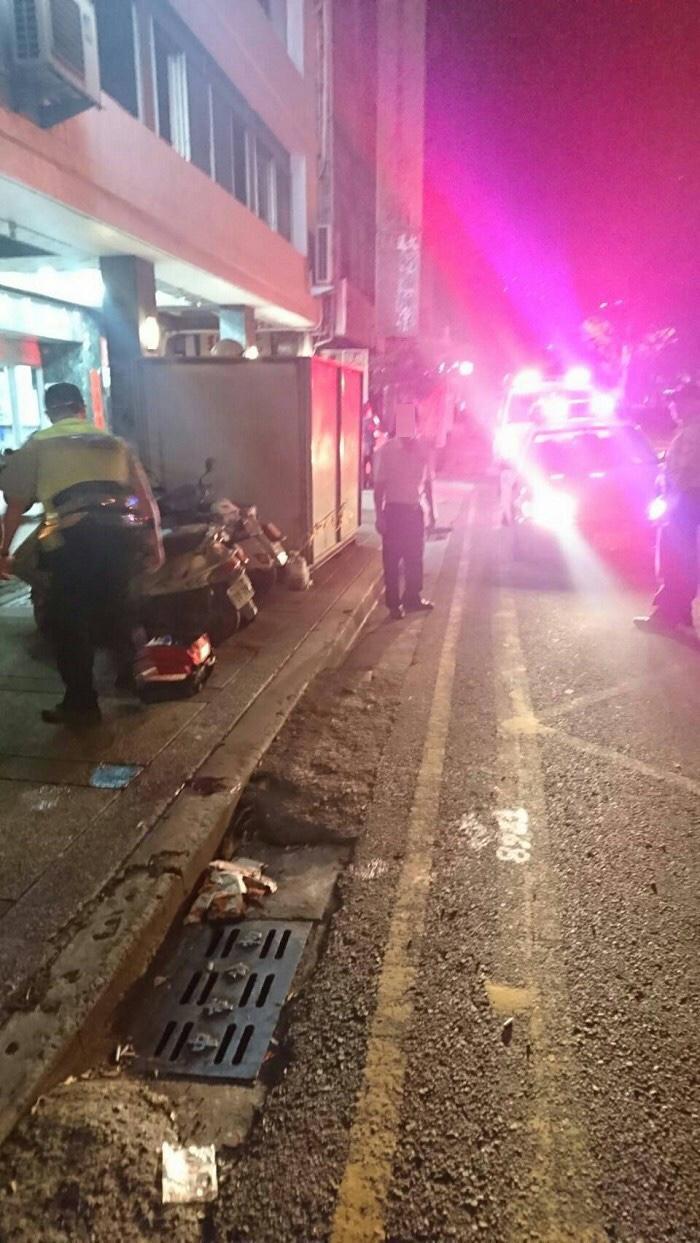 男子渾身是血被丟包全民醫院前,人行道上血跡斑斑,警方前往處理。(警方提供)