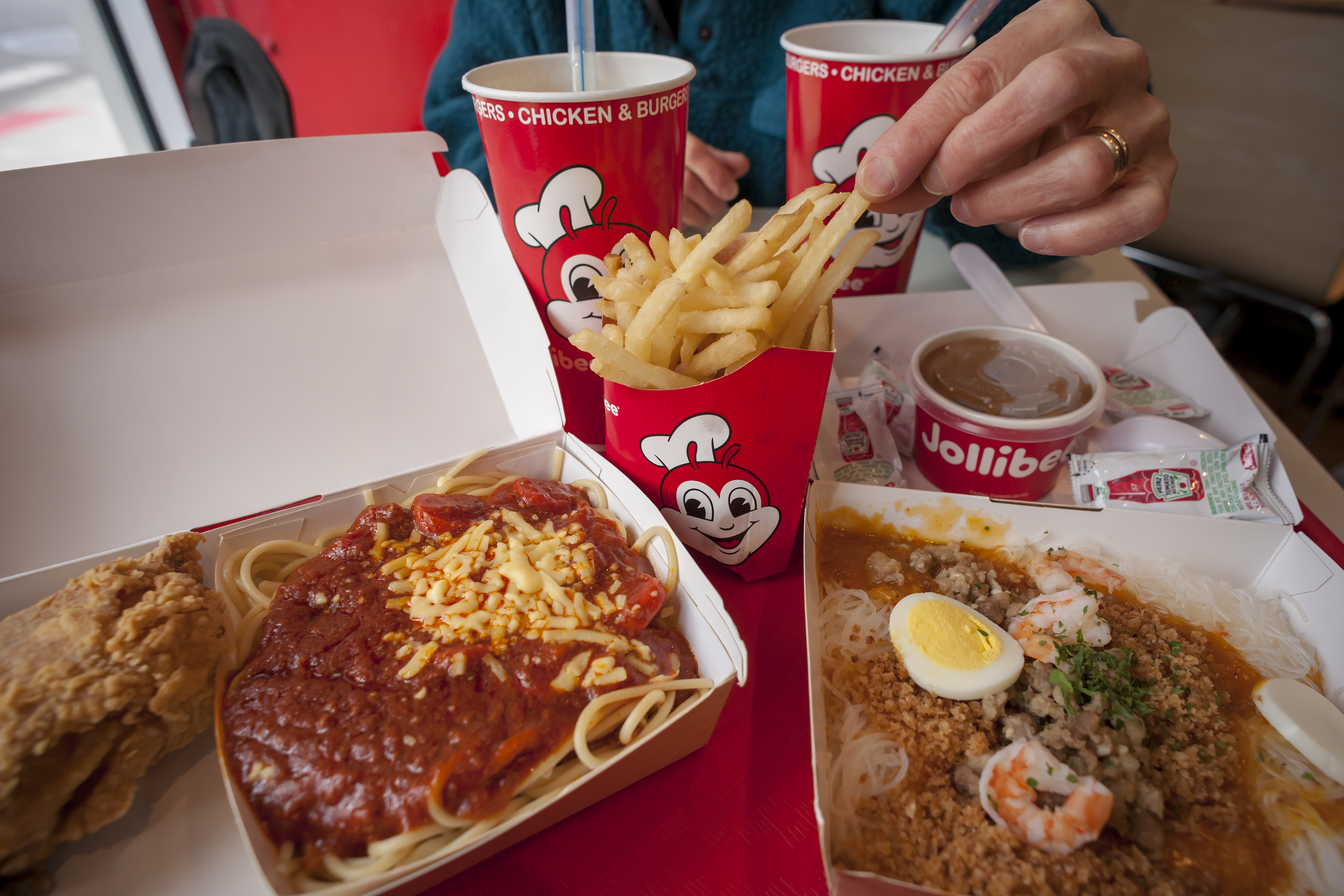 快樂蜂提供菲式速食，並迎合菲律賓人偏好的酸甜口味。（東方IC）