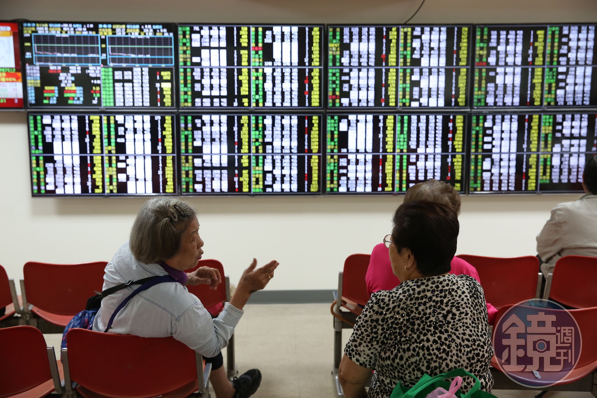 台股萬點行情正式終止，專家提醒，目前已呈空頭格局，建議保守因應。