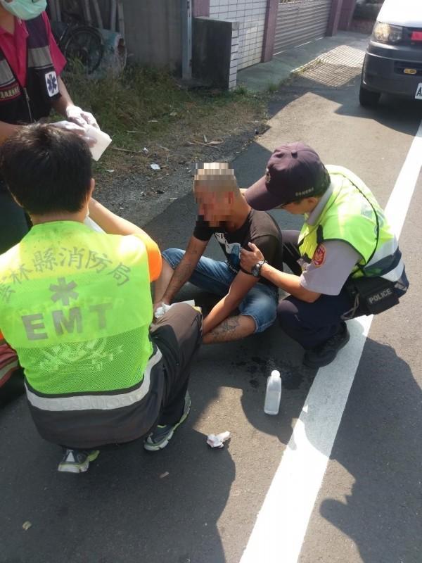 廖姓男子(右二)全身血淋淋,警方會同救護人員緊急處理。(警方提供)
