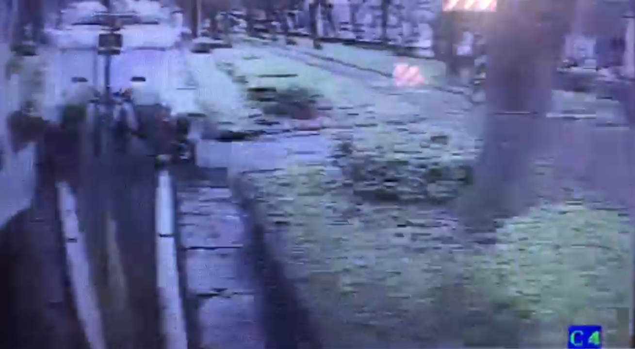 今（11）日上午9點的敦化南路的公車專用道，1名騎乘腳踏車的67歲李姓老翁疑因未注意號誌而迎頭撞上公車右後車門。（警方提供）