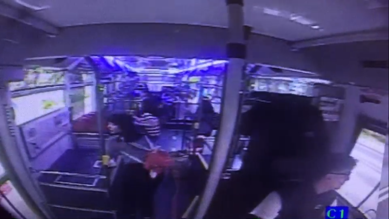 公車內的乘客因感受到車輛的撞擊而尖叫聲四起。（警方提供）