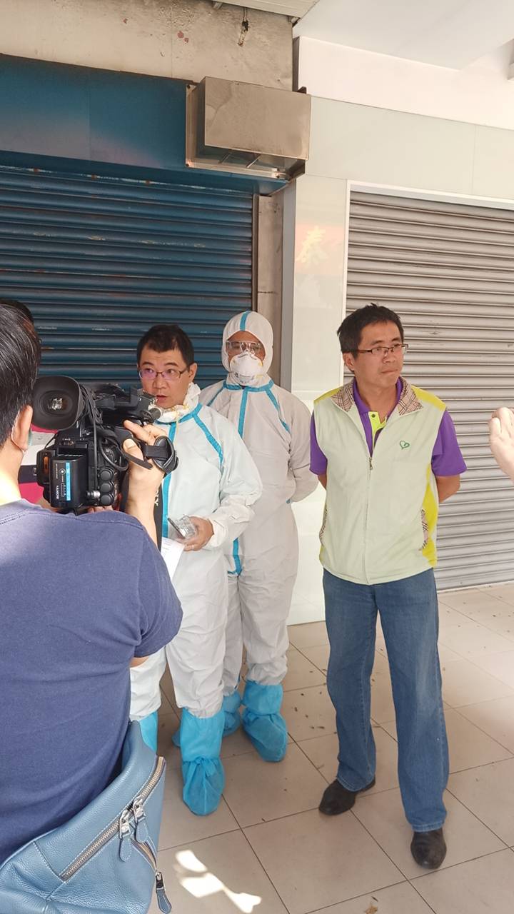 高雄市疾管處擔心老翁大體放在冰櫃太久恐怕衛生堪慮,向老婦人勸說卻吃了閉門羹。(高市衛生局提供)