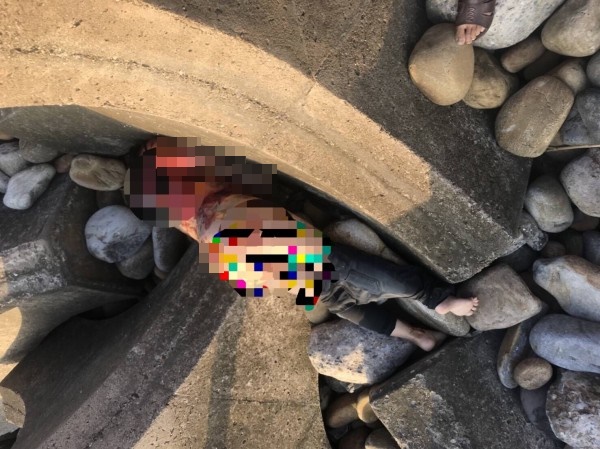 妙齡女僅著內衣褲陳屍通霄新埔海邊,警方呼籲民眾協助指認。(警方提供)