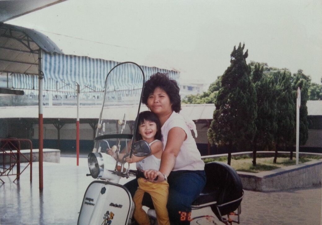 年幼時期的雅咪（左）與母親。（雅咪提供）