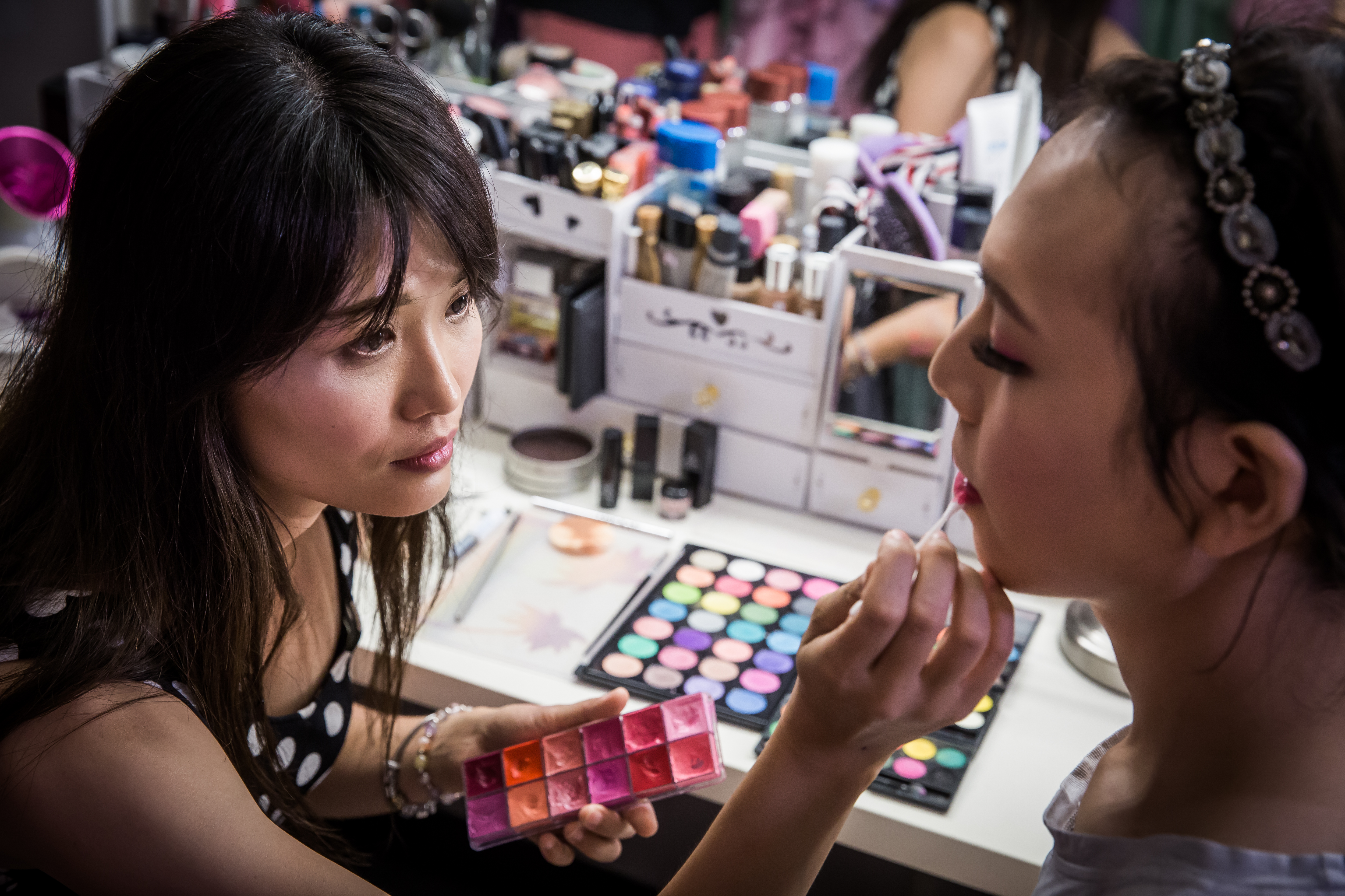 曾有偽娘姐妹花10小時、轉機2次來台，只為了找雅咪（左）化妝。