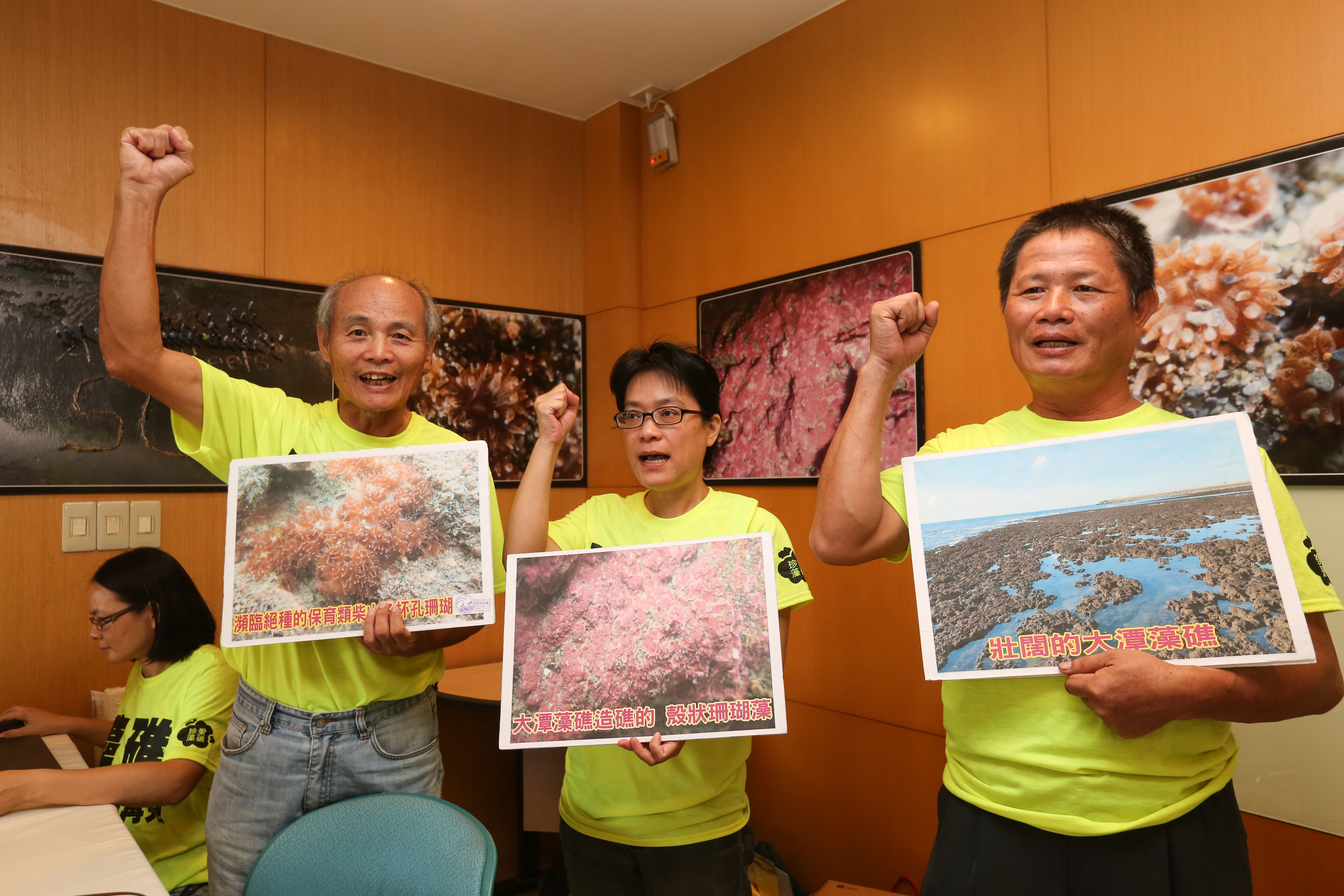 圖為搶救大潭藻礁行動聯盟召集人潘忠政（左）。