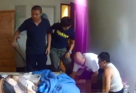 新竹縣竹東警分局逮捕楊姓毒販（右下方馬賽克處）時，他在女警面前不斷高喊：「我要尿尿！」（警方提供）