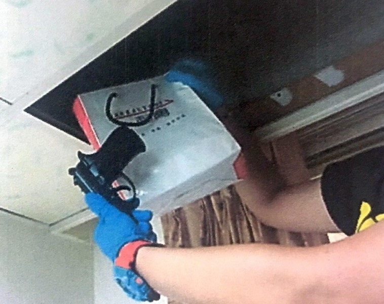 警方逮捕楊姓毒販並起出改造手槍。（警方提供）