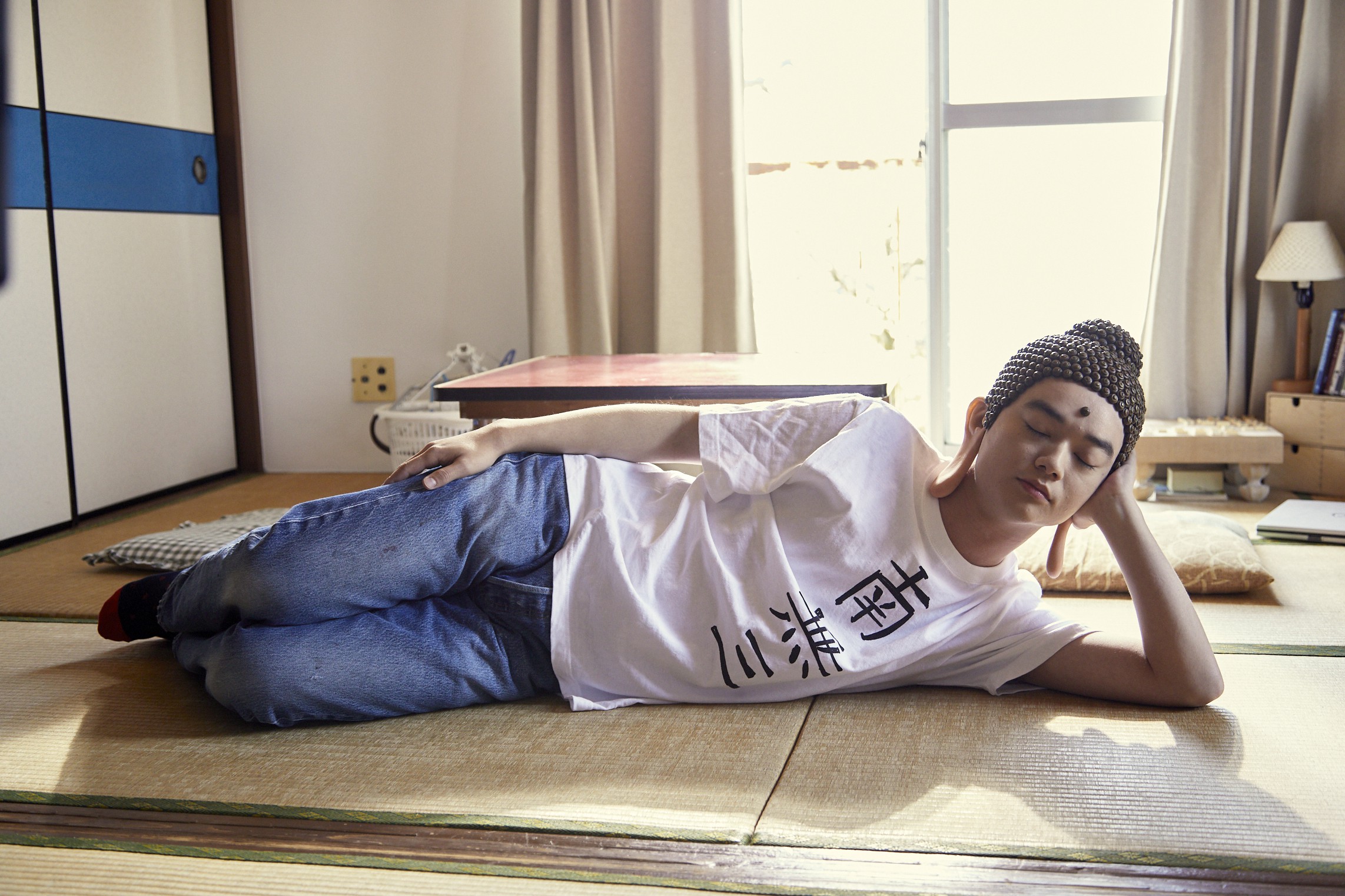 染谷將太在《聖☆哥傳》扮演佛陀，招牌大耳和一頭螺髮，造型100%神還原。（甲上電影提供）