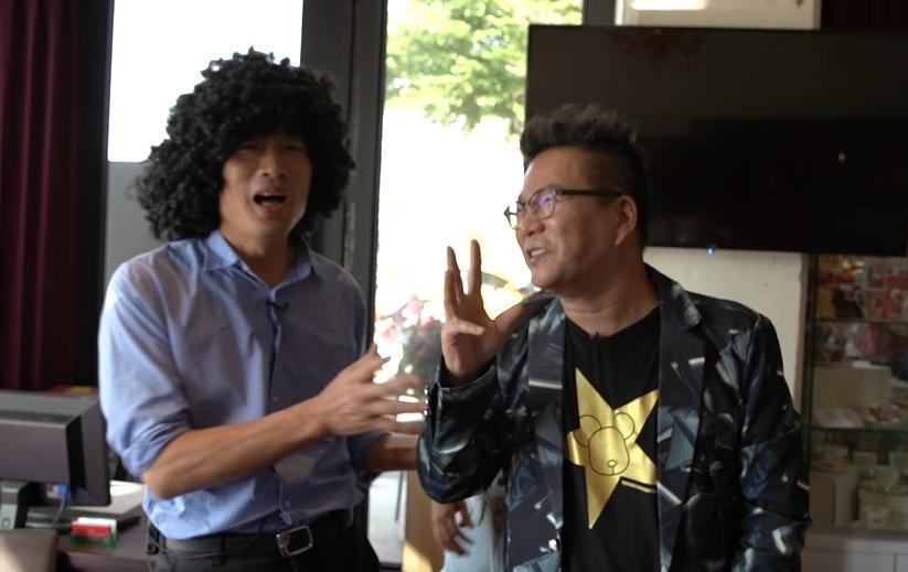 沈玉琳（右）日前受高雄市長參選人韓國瑜（左）邀請幫忙變裝，2人至高雄駁二特區隨機街訪，聽取民意。（翻攝畫面）