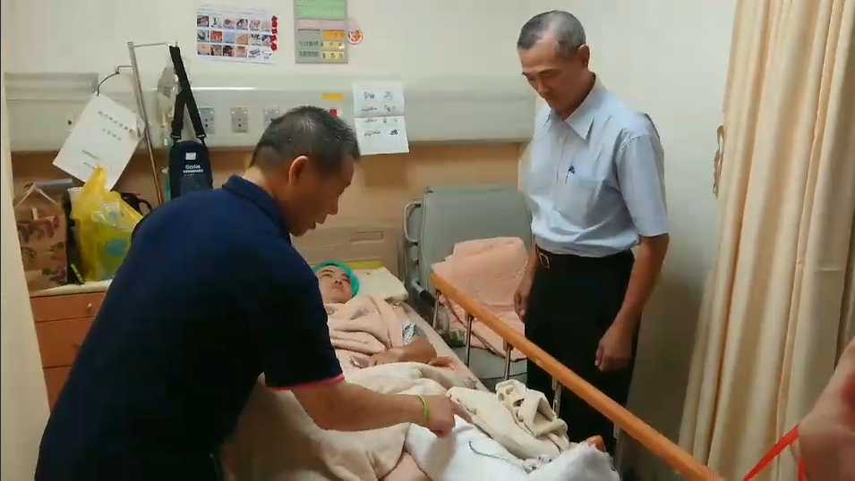 土城分局長前往慰問遭撞的呂姓員警。（警方提供）