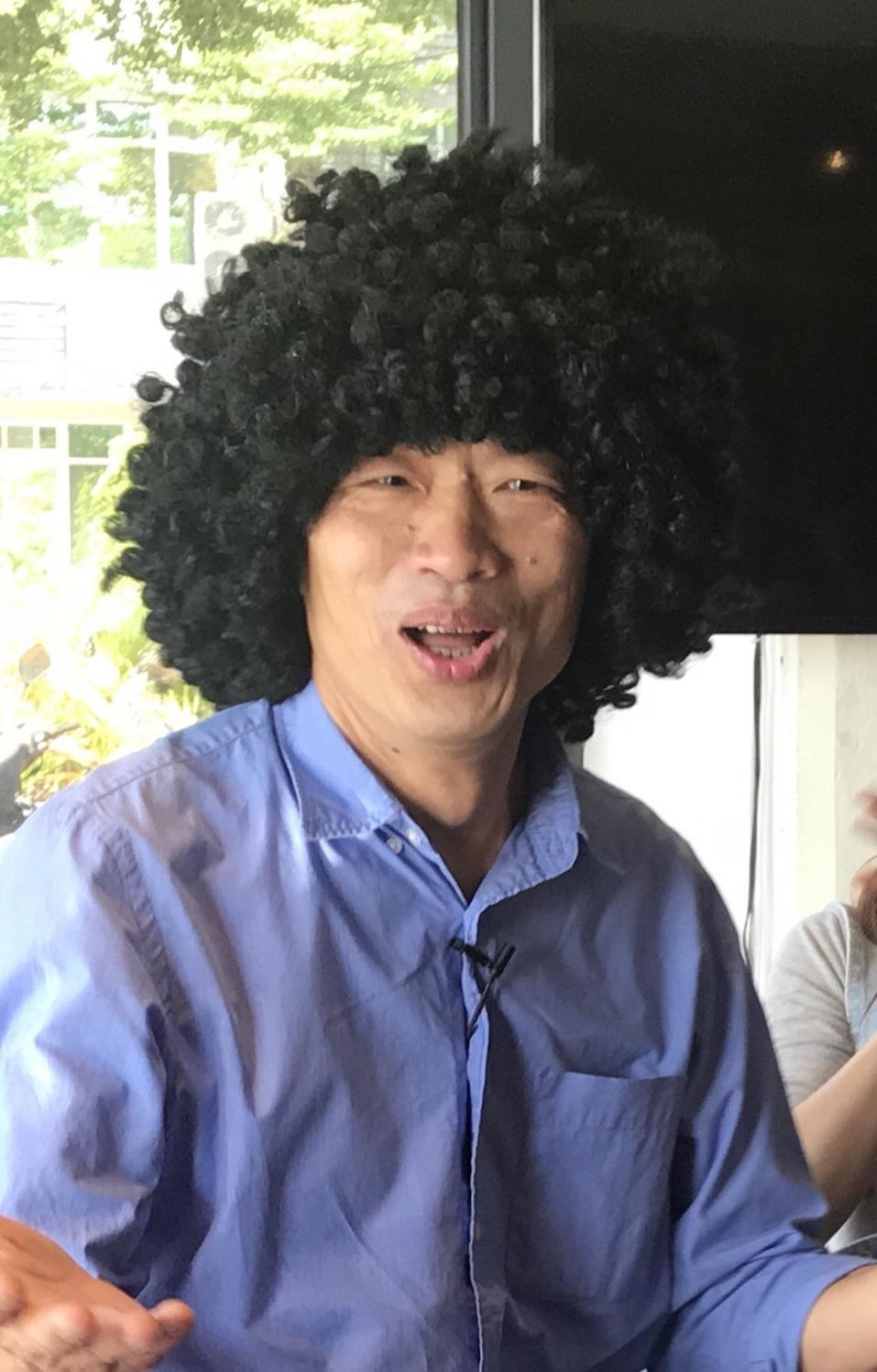 戴上爆炸頭的韓國瑜讓人第一眼認不出來。（讀者提供）