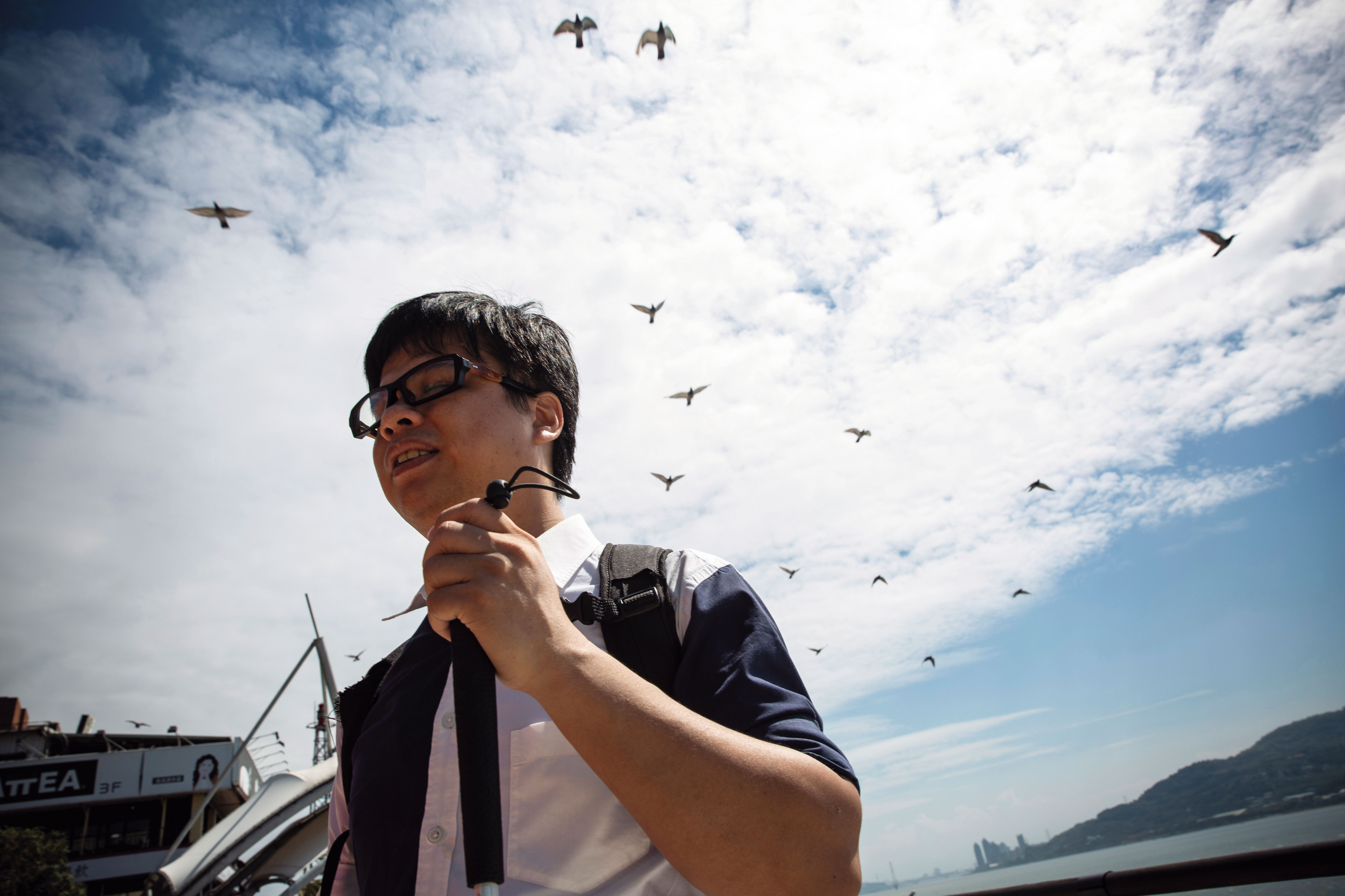 雖然看不見，王俊傑的其他感官很敏銳，例如他從台東回台北能感受到空氣的重量不一樣，也能從浪濤聲判斷漲潮或退潮。