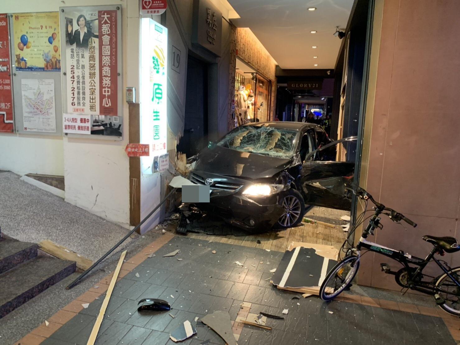 南京東路上傍晚突然發生黑色轎車衝撞騎樓事故，駕駛人僅受輕傷，正接受警方調查中。（翻攝畫面）