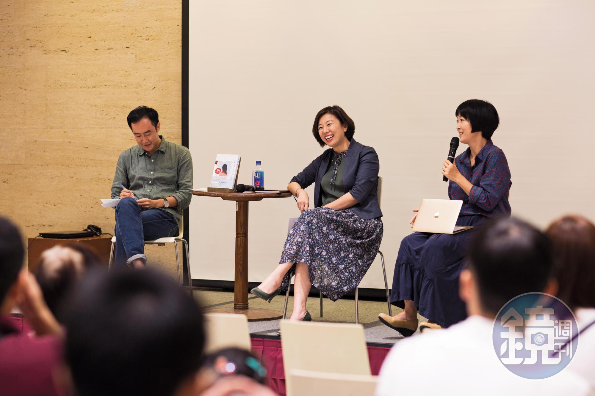 8月底,林靜儀(中)在誠品信義店舉辦新書分享會,暢談在婦產科行醫十餘年見證的無數女人心事。