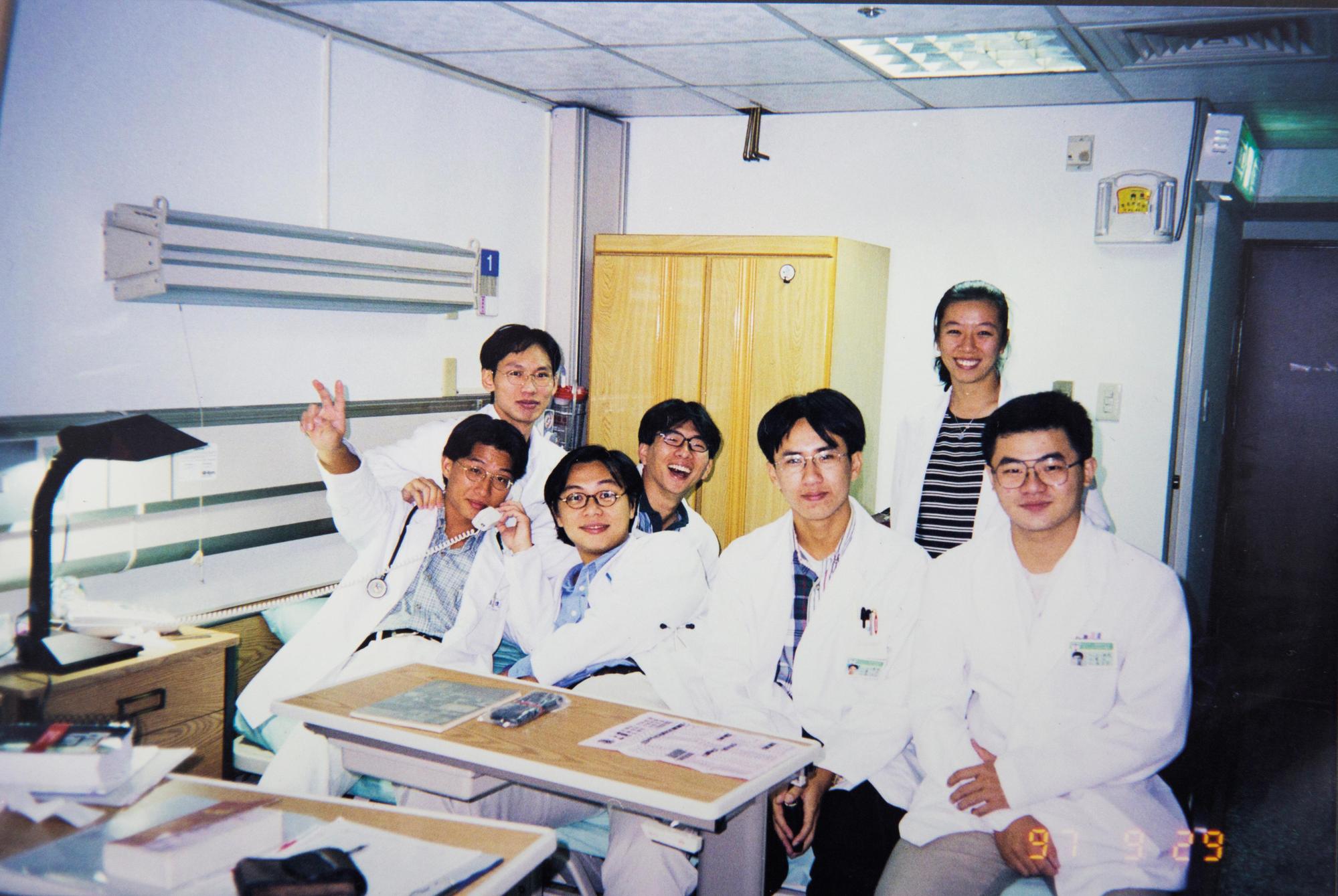 就讀醫學院時期的林靜儀一臉清秀，留著長髮、綁著馬尾，跟後來短髮幹練的形象很不一樣。（林靜儀提供）