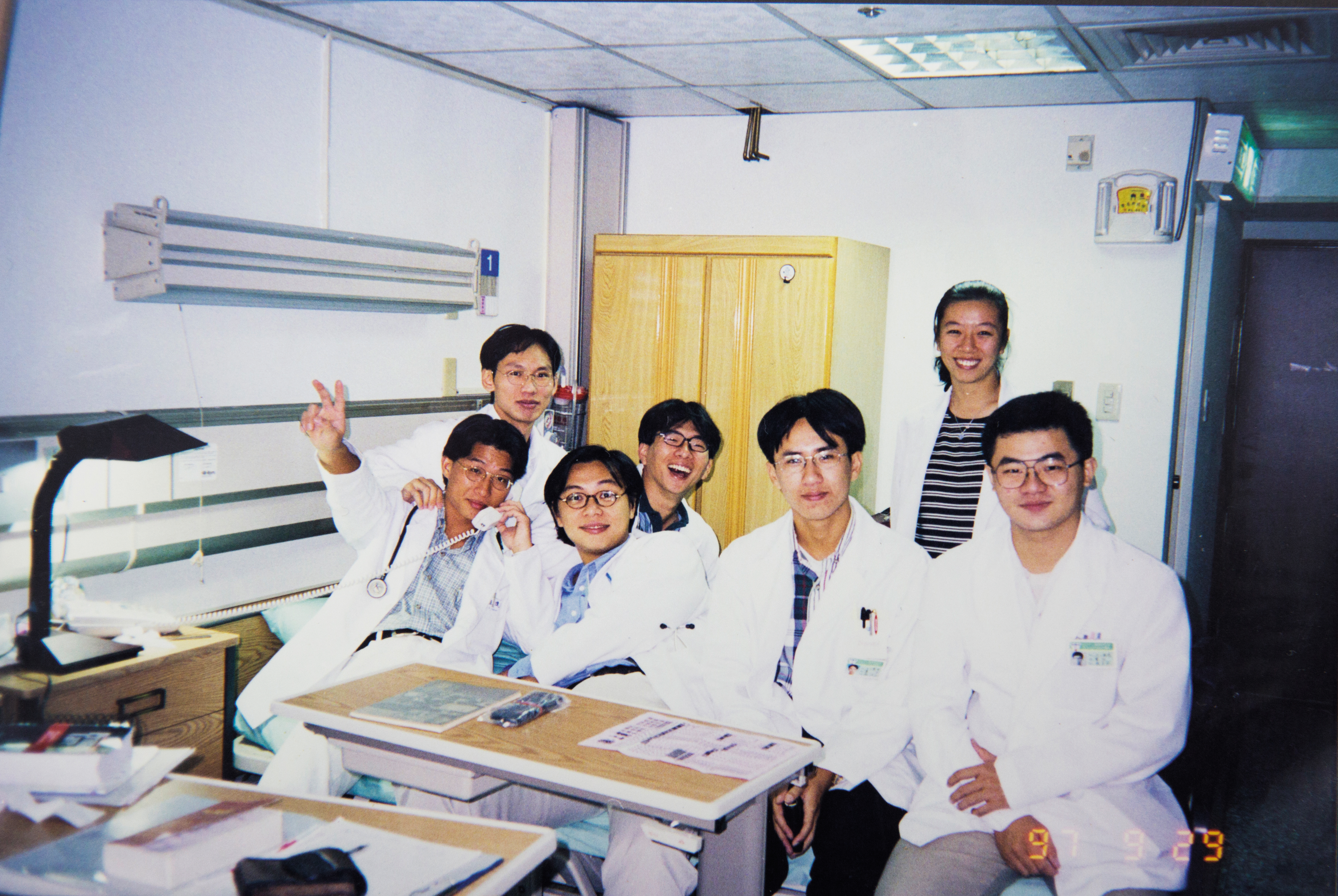 就讀醫學院時期的林靜儀一臉清秀,留著長髮、綁著馬尾,跟後來短髮幹練的形象很不一樣。(林靜儀提供)