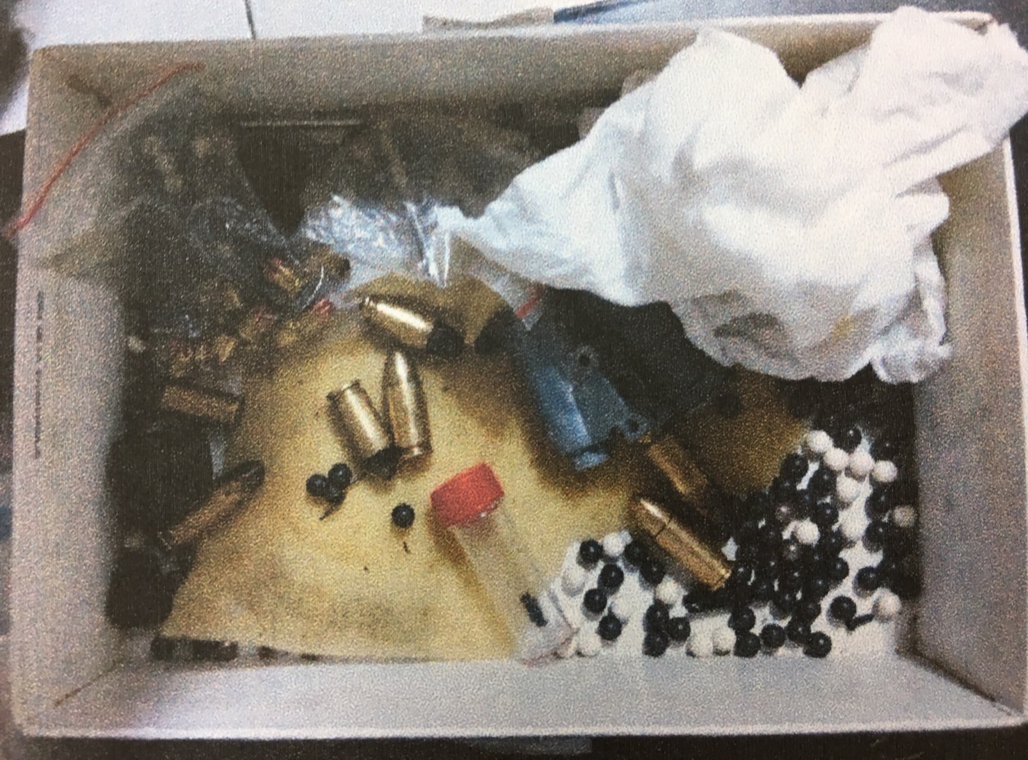 警方在胡嘉瑞的房間搜出槍枝零件和24發子彈。(翻攝畫面)