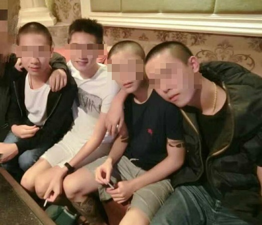 謝姓駕駛（右2）的臉書也遭起底，被網友留言灌爆。（翻攝自臉書）