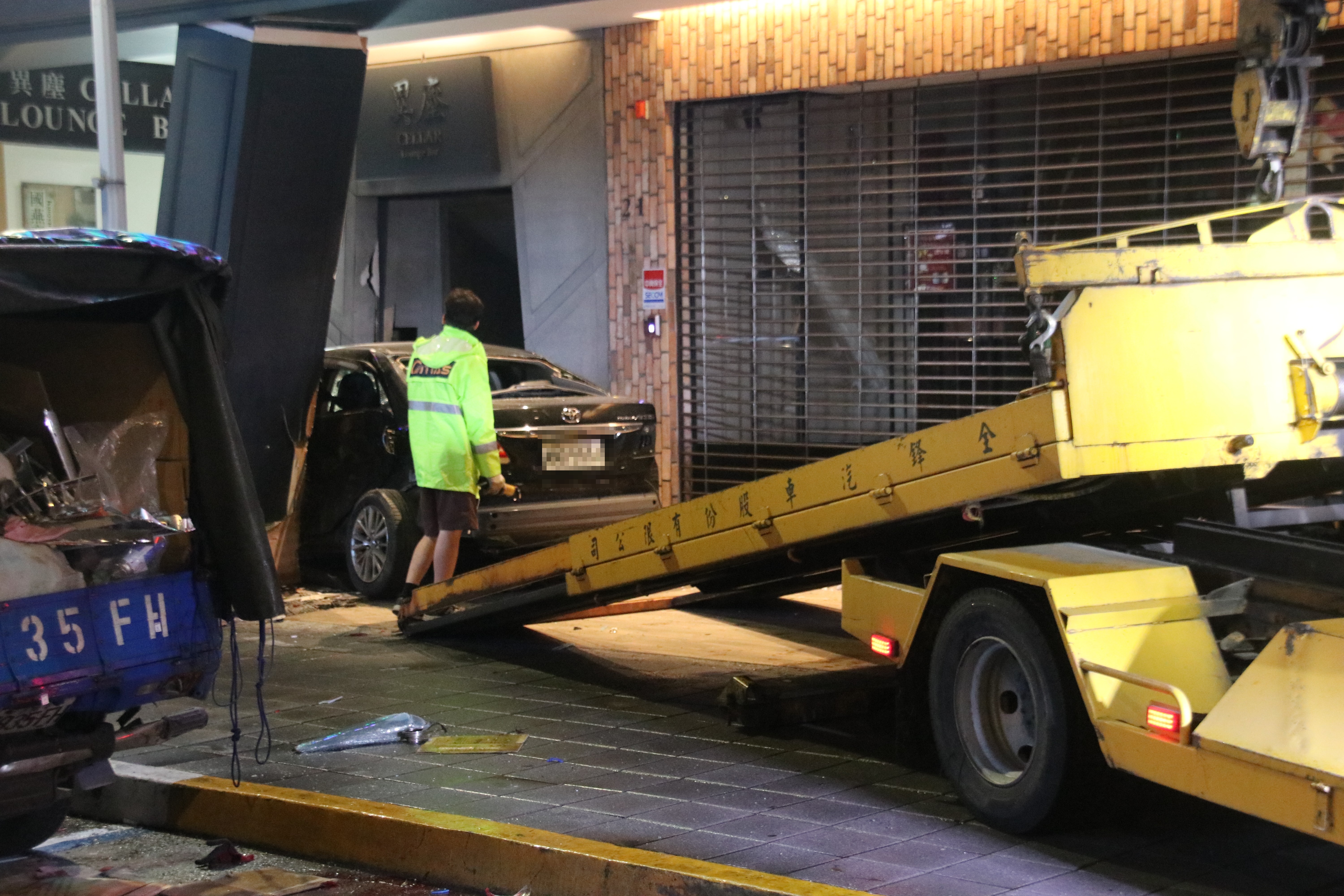 台北市松山區小巨蛋前11日傍晚發生重大車禍。