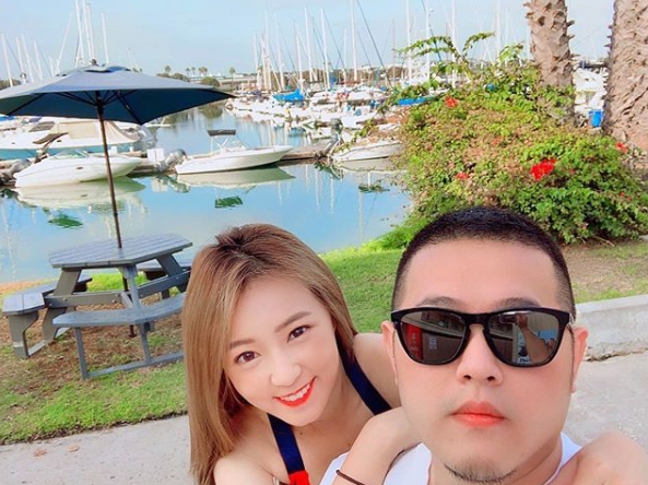 丫頭和男友在聖地牙哥美景前自拍,網友疑問男友唇色怎麼怪怪的?丫頭回應「剛親完」。(翻攝自丫頭IG)