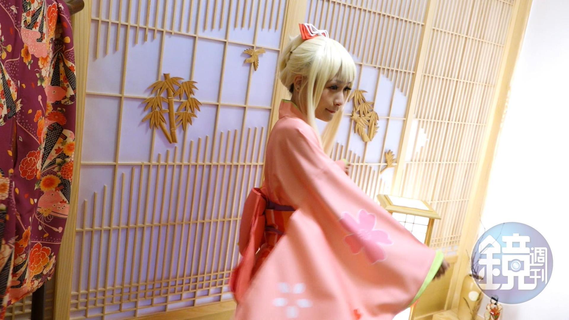 毛毛算是比較有想法的 Coser，拍照 2 個小時，只聽她說：「沒梗了」一次，不一會兒又調整布景、擺弄衣袖繼續拍照。