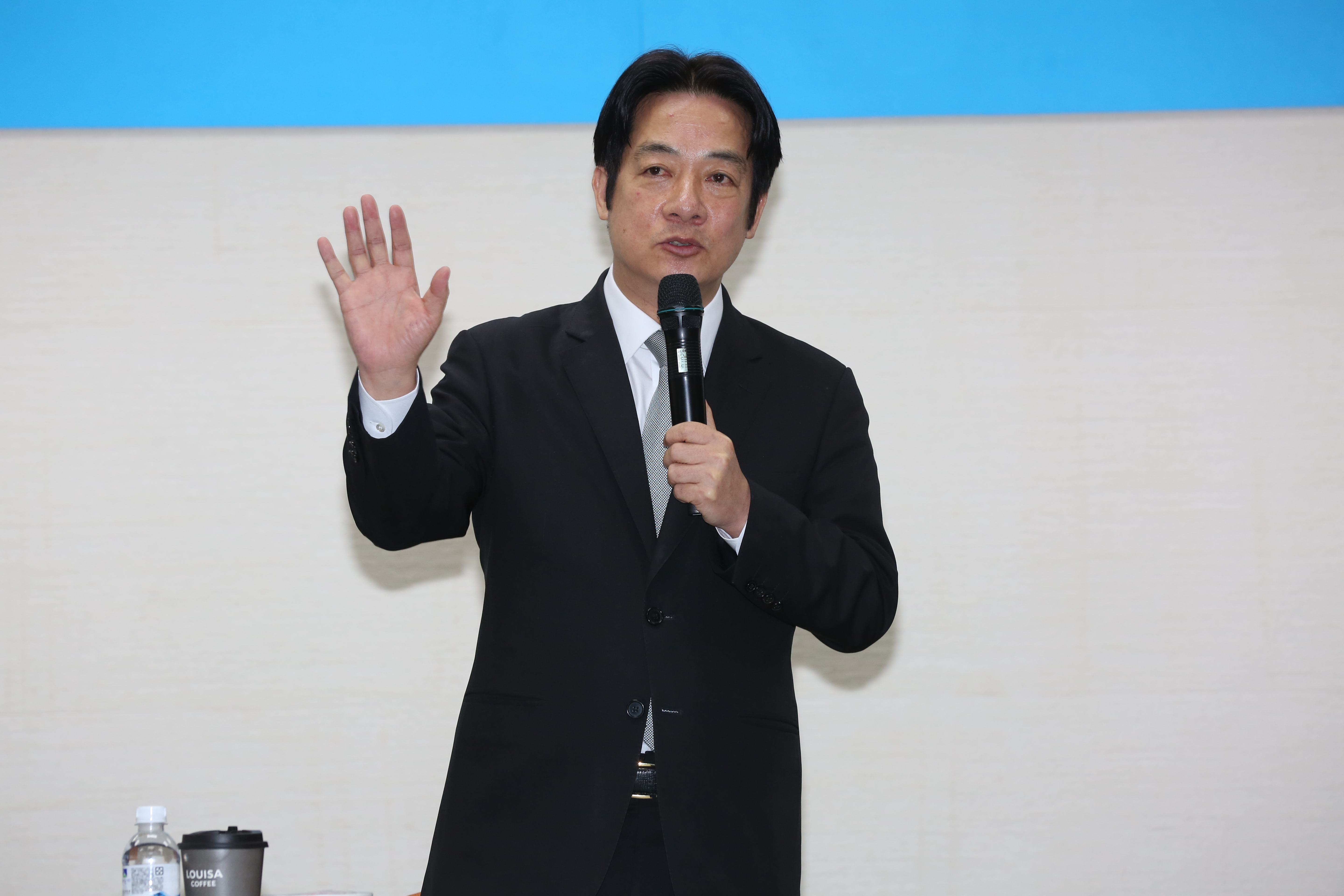 8日觀塘案通過環評後，賴今天正式宣布停建深澳電廠。