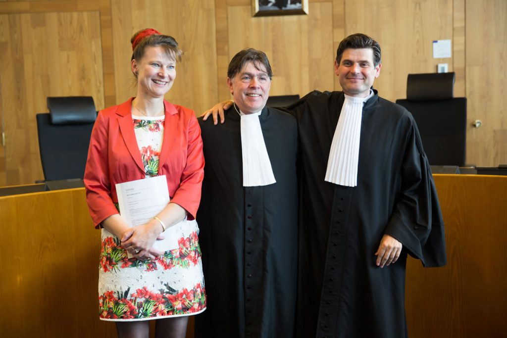 荷蘭上訴法院作出判決，要求荷蘭政府應加緊減少碳排作為，激勵其他國家公民團體對抗氣候變遷的決心。圖為Urgenda負責人Marjan Minnesma （左）在法院內與法官合影。（圖取自URGENDA官網）