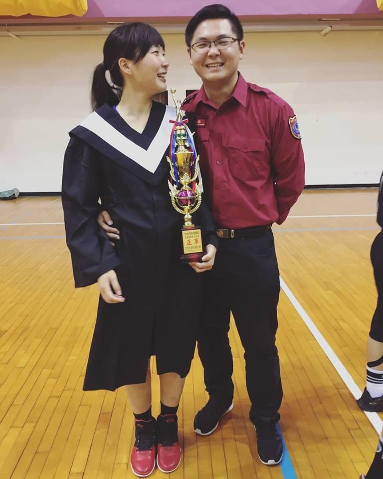 謝瑜庭（左）為了完成男友願望，決定提起畫筆，還將貼圖取名「CC熙」，正是象徵著總是笑嘻嘻的林尉熙（右）。（翻攝自謝瑜庭臉書）