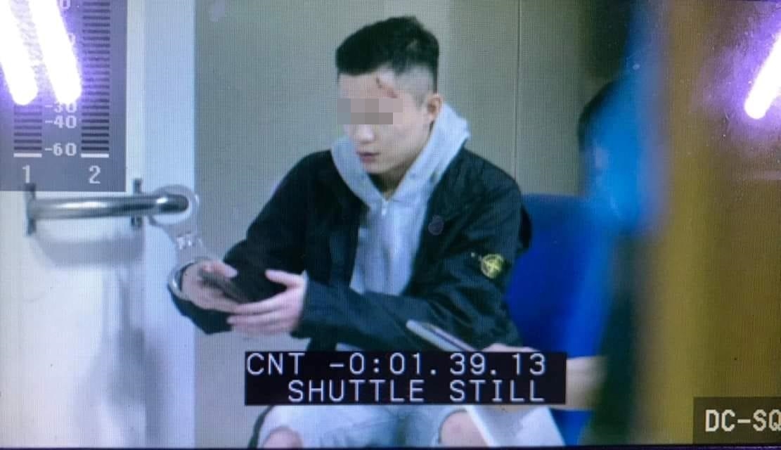 在街頭競速撞死3人後，謝亞軒遭民眾拍下在警局神態自若刷手機的畫面。（翻攝畫面）