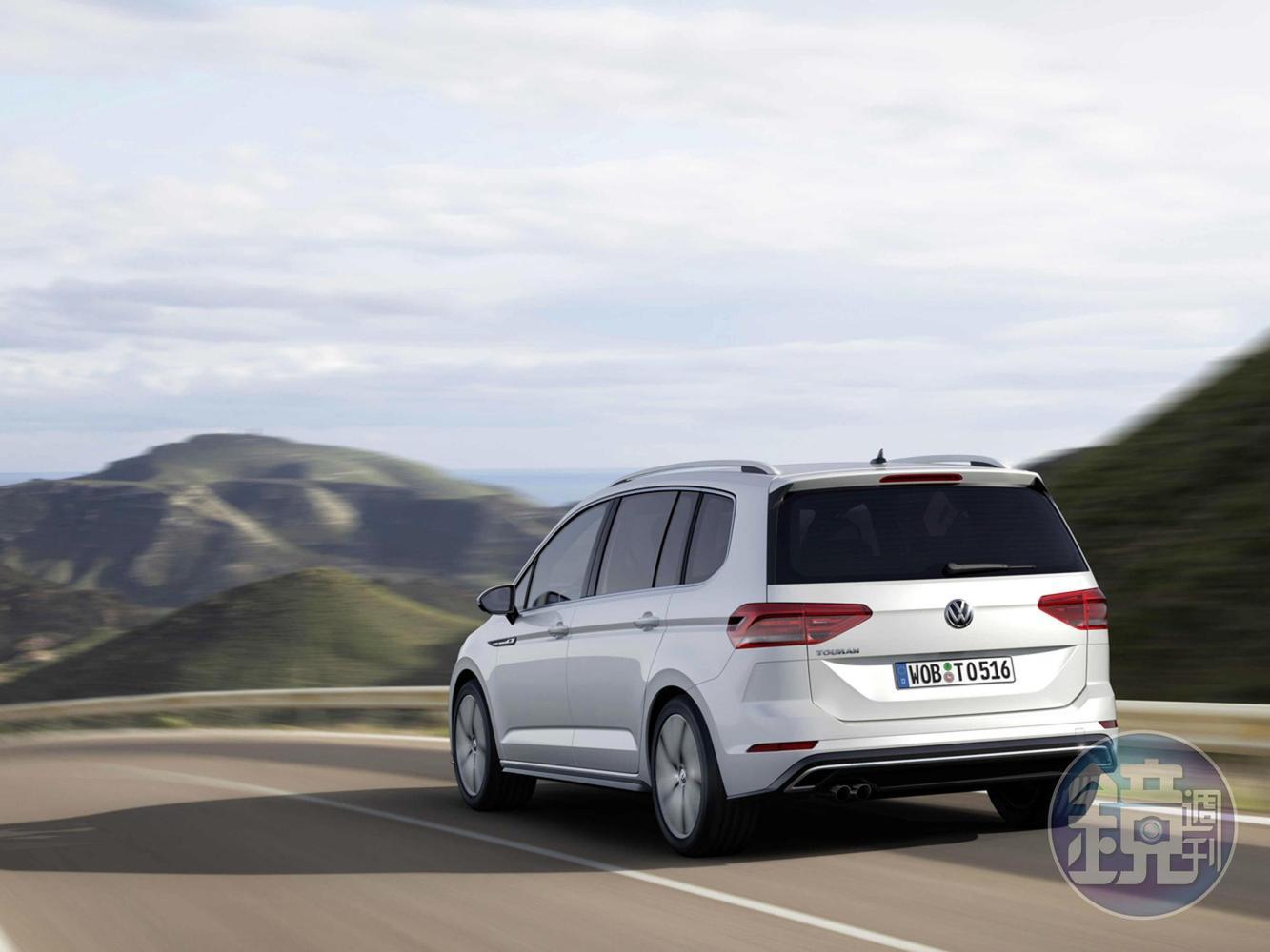 為滿足台灣消費者對於運動化車型的渴望，增列280 TSI / 330 TDI R-Line車型，坐擁R-Line專屬外觀空力套件、專屬18吋Marseille鋁合金輪圈，